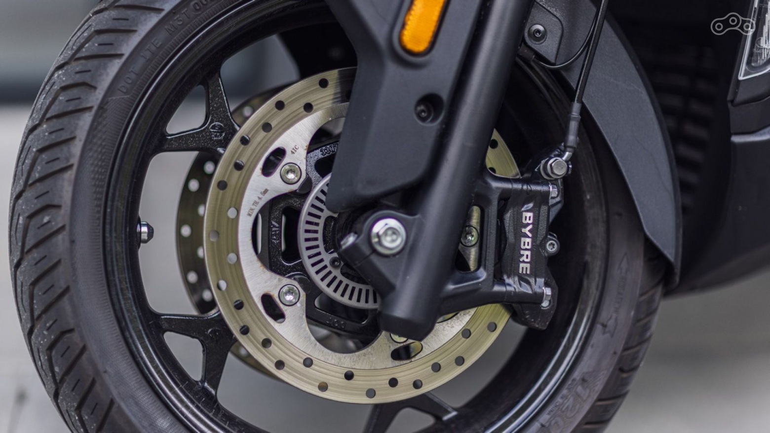 В базовое оснащение FORT 4.0 теперь входит тормозная система ByBre («By Brembo») — с двумя дисками спереди и одним сзади, дополненная двухканальной ABS Bosch. Такой комплект обеспечивает стабильное и предсказуемое торможение даже в непростых дорожных условиях.