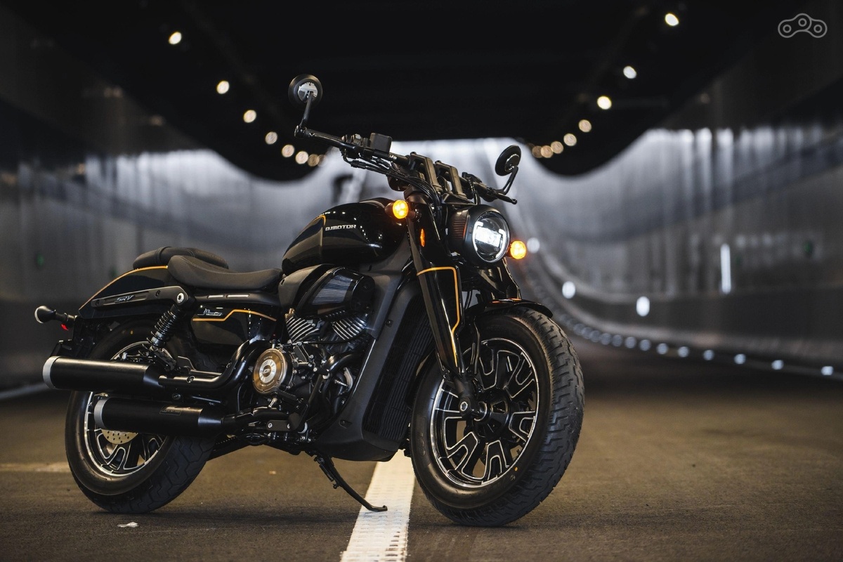 Просто. Брутально. Эти два слова точнее всего описывают характер SRV 400 VS. Опираясь на широкие шины и выделяясь низким, вытянутым силуэтом, этот круизер QJMOTOR буквально «встраивает» вас в свою композицию. В каждом ракурсе его скульптурных форм читается ярко выраженная индивидуальность. Кожухи вилки в стиле ножен холодного оружия — один из ключевых штрихов фирменного дизайна, как и округлая светодиодная фара в тандеме с компактными указателями поворота. А финальный аккорд — сдвоенные глушители, чей низкий, пульсирующий тембр пробирает до глубины души.