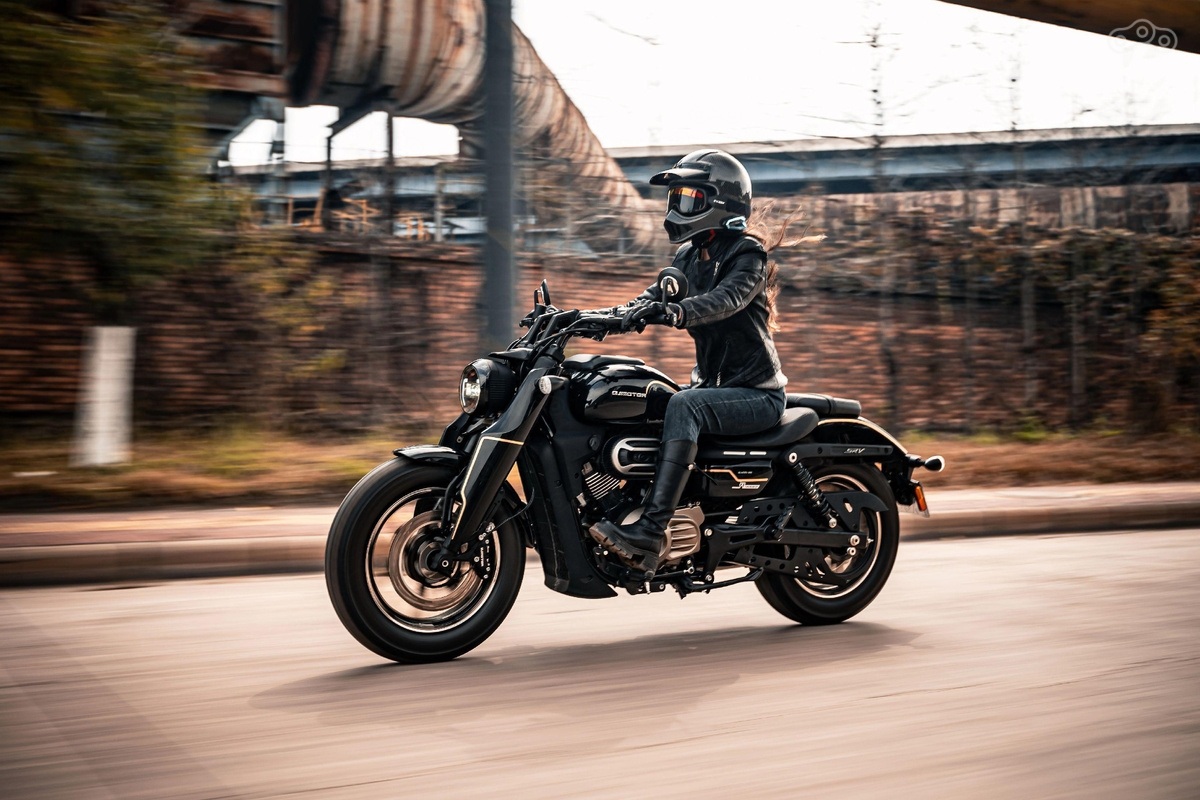 Высота сиденья на уровне 720 мм от земли и тщательно продуманное расположение органов управления обеспечивают сбалансированную и комфортную эргономику.