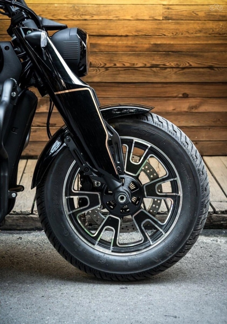 При проектировании SRV 400 VS особое внимание было уделено геометрии и комплектации шасси. Спереди установлена мощная телескопическая вилка перевёрнутого типа с углом наклона 29°, а сзади — два амортизатора с регулировкой преднатяга пружины. В результате при колесной базе 1520 мм мотоцикл отличается лёгкой и предсказуемой управляемостью, снижая напряжение и позволяя полностью сосредоточиться на удовольствии от езды.