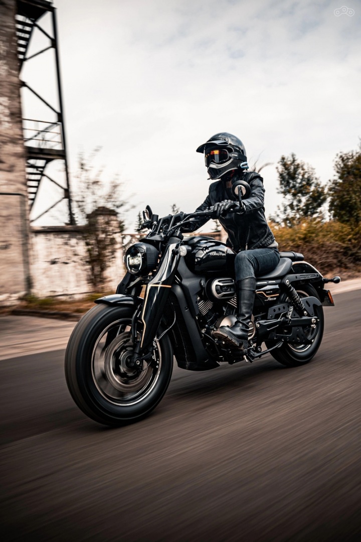 На SRV 400 VS установлены передний четырёхпоршневой суппорт с 300-миллиметровым плавающим диском, задний однопоршневой суппорт и двухканальная ABS — всё это обеспечивает стабильное, предсказуемое и сбалансированное торможение в любых условиях.