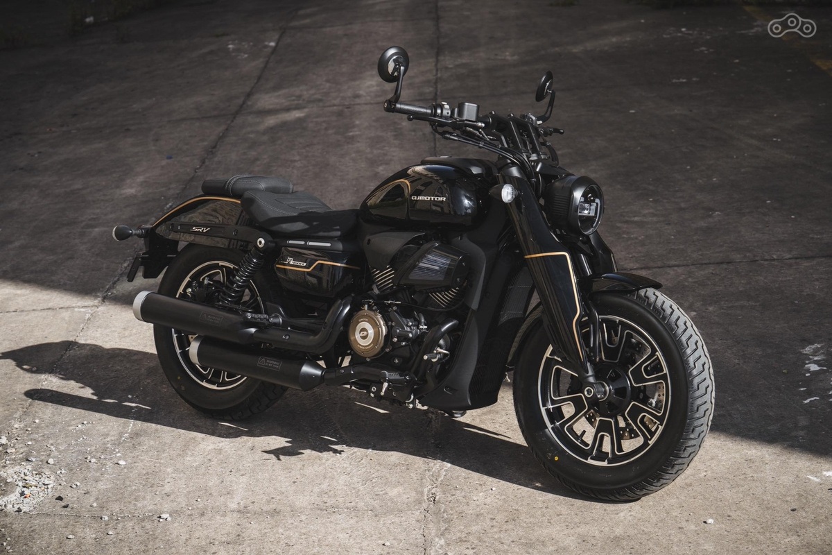 Чтобы сделать мотоцикл максимально лёгким и простым в обращении, особое внимание было уделено массе мотоцикла. Благодаря этому без топлива и технических жидкостей SRV 400 VS весит всего 169 кг, а в полностью снаряжённом виде — 184 кг.