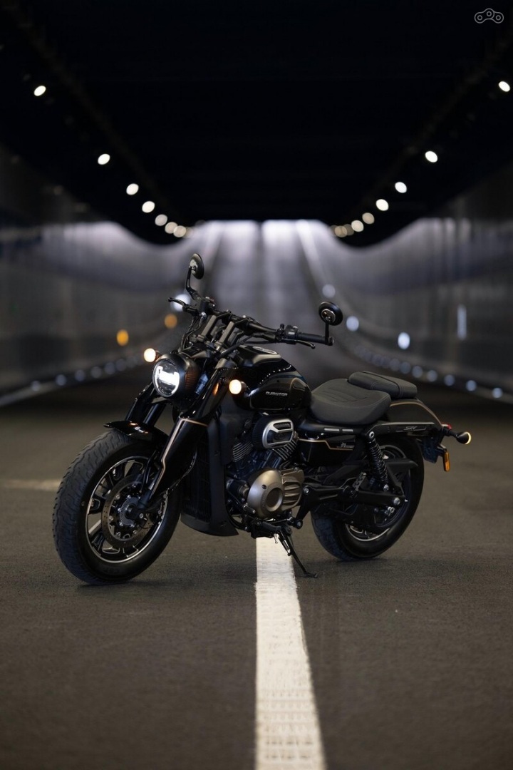 Светодиодная фара с парой ходовых огней не просто сочетается с классической стилистикой мотоцикла, создавая гармоничный общий вид, но и обеспечивает ровный, насыщенный белый свет, надёжно освещающий дорогу в тёмное время суток.