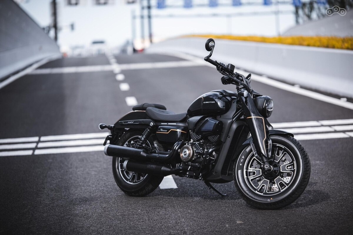 Передовая система трекшн-контроля QJMOTOR обеспечивает не только более высокую динамику при активном вождении, но и дополнительную уверенность на скользких покрытиях.