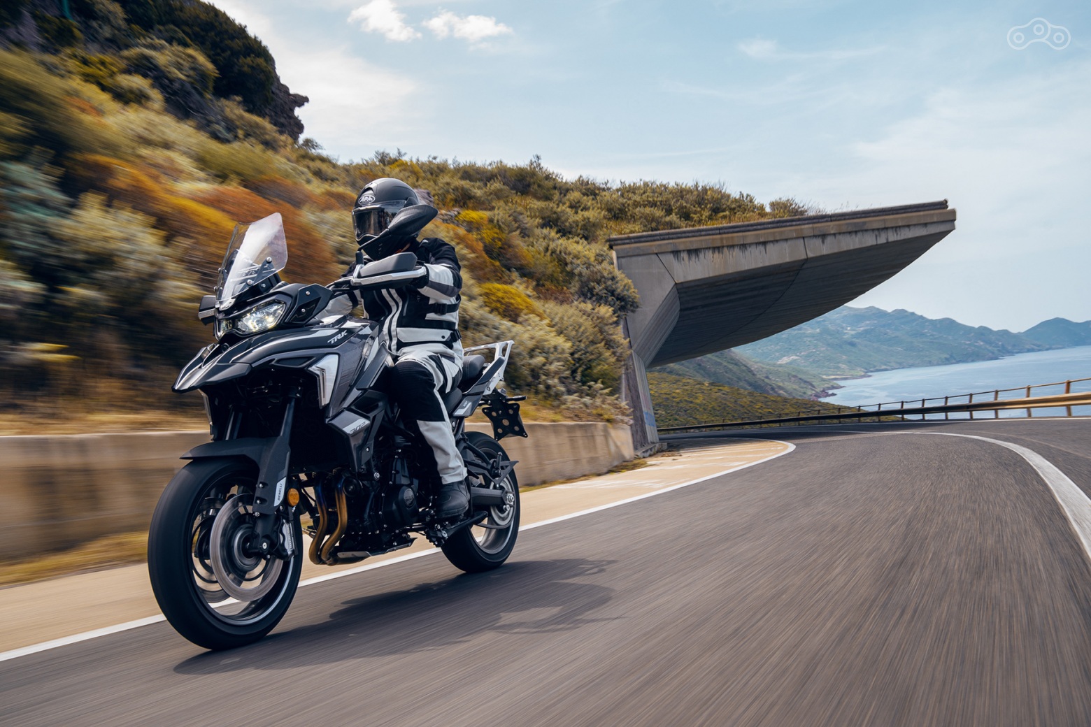 За рулём TRK 702 можно жить: руль — широкий, седло — просторное, посадка — расслабленная, но не рыхлая. Высота водительского сиденья зависит от версии: на дорожном «семьсот втором» оно расположено в 790 мм от земли, а на «иксе» — в 835 мм. Положение тела легко варьируется в пути, подножки — с возможностью снять резиновые накладки