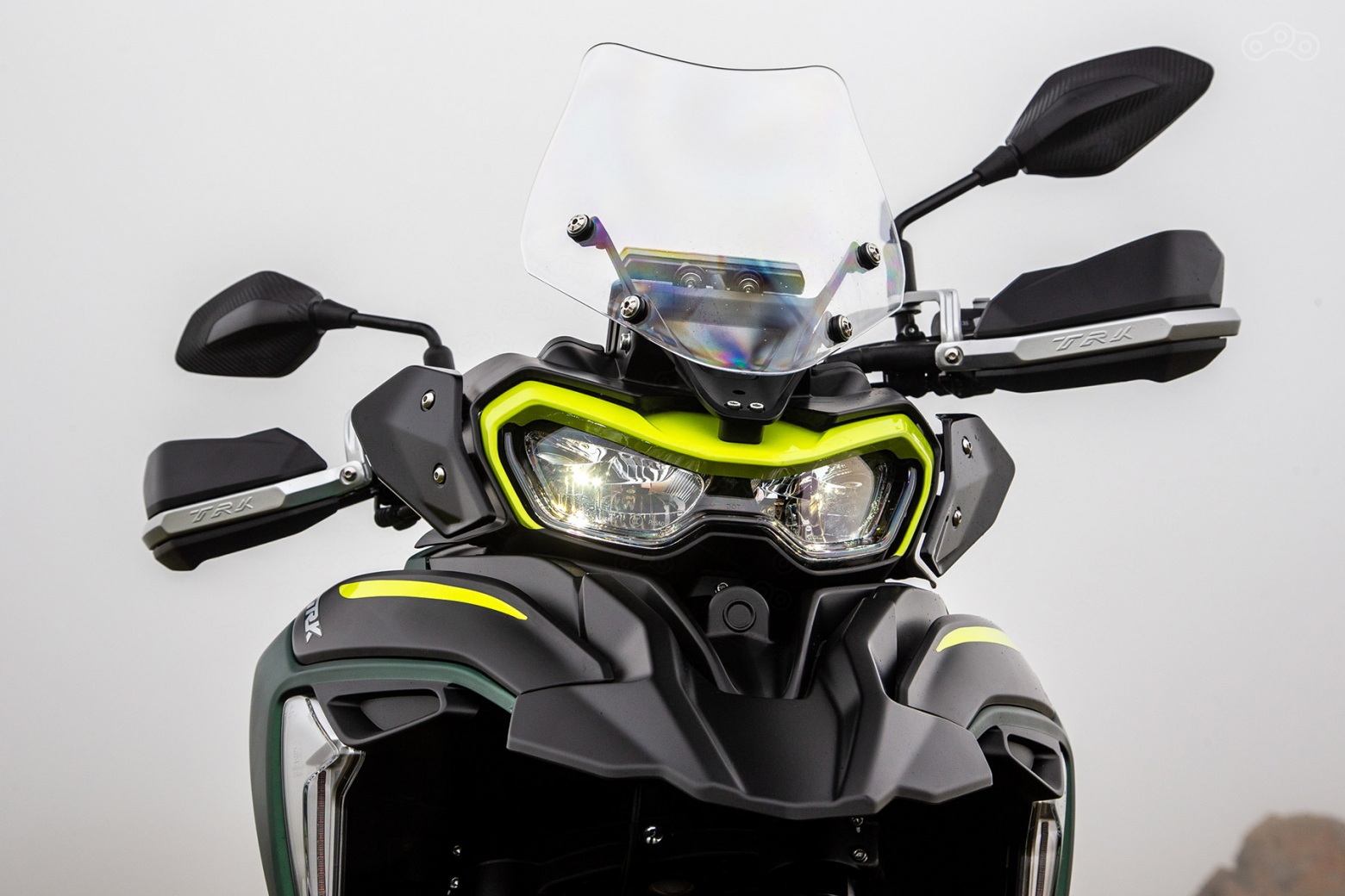 Никаких копий. TRK — это уже узнаваемое лицо. Фирменная маска фары задаёт тон: агрессивная, но не вычурная, с характером, но без перебора