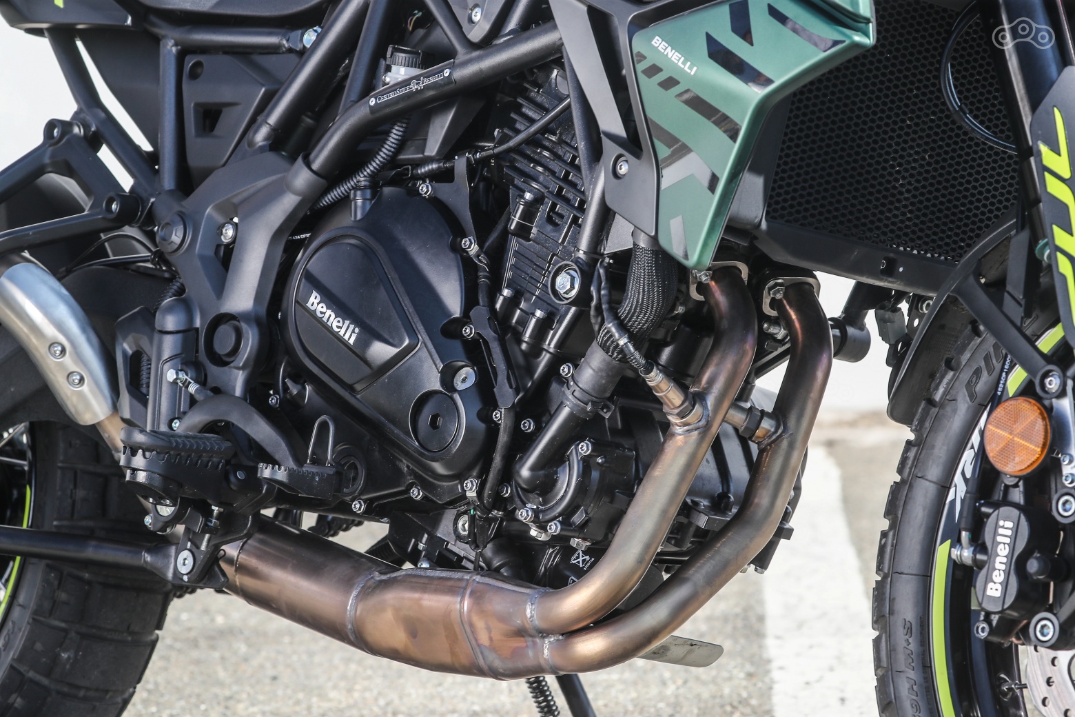 Рядный 2-цилиндровый двигатель разработан группой инженеров под руководством менеджера проекта Стефано Микелотти. В целях улучшения наполнения камерам сгорания была придана полусферическая форма, которая позволила установить увеличенные клапаны (впускные — 33,4 мм, выпускные — 28,3 мм) под довольно острым углом (впускные — 12°, выпускные — 13°). При степени сжатия 11,6:1 мотор рабочим объёмом 698 см³ развивает 70 л.с. при 8000 об/мин и 70 Н·м при 6000 об/мин. С вибрациями успешно борется балансирный вал, а с масляным голоданием — система с полусухим картером и два масляных насоса