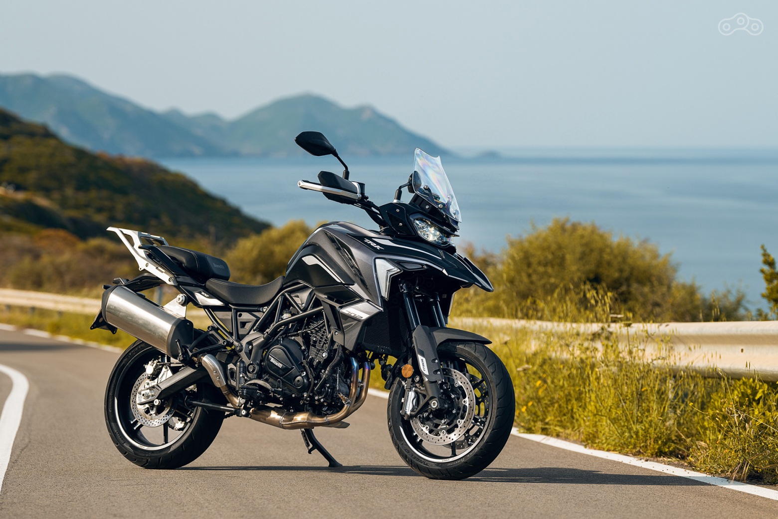 В зависимости от версии TRK 702 оснащается либо 4-поршневыми радиальными суппортами, либо 2-поршневыми скобами плавающего типа. Размер пары передних дисков везде одинаков — 320 мм. Этого более чем хватает, чтобы уверенно замедлить мотоцикл с любых скоростей. Штатная система ABS делает торможение максимально безопасным