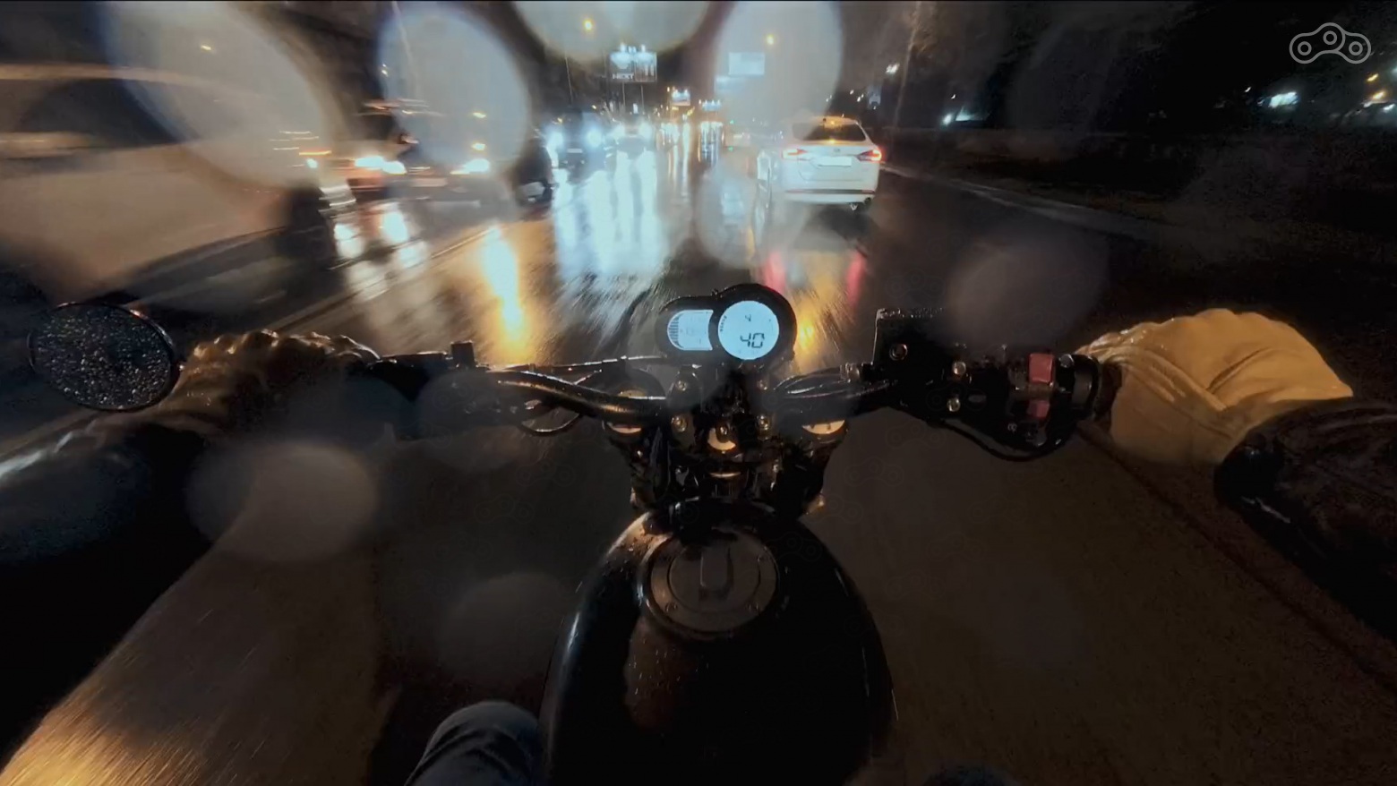 Дмитрий Логинов уже два года буквально живёт вместе с Benelli Leoncino 500 Trail и ездит на нём при любой погоде. Он также ведёт свой YouTube-канал под названием Scrambler POV, где выкладывает невероятно атмосферные ролики от первого лица. К просмотру обязательны!