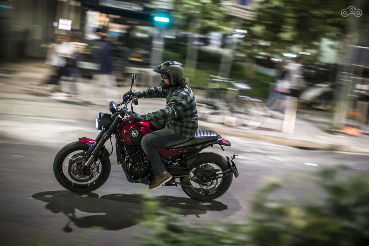 Рожденный в стенах центра дизайна Benelli стиль модели Leoncino искусно сочетает идею классического скремблера с современными технологиями. От переднего крыла с установленным на него львом из Пезаро до светодиодной фары c фирменной дугой ходовых огней