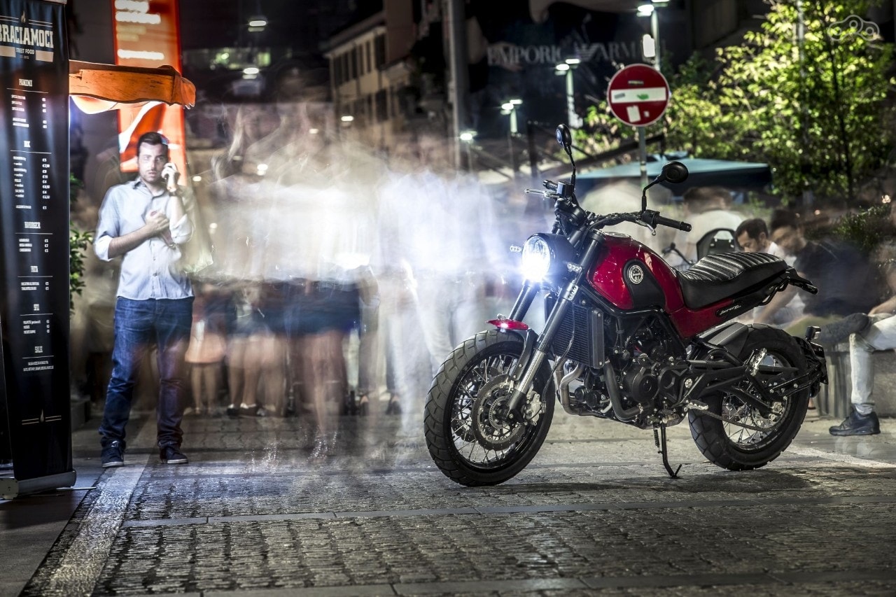 Шеф-дизайнер Benelli Стефано Казанова рассказывает, что при работе над семейством Leoncino 500 он черпал вдохновение сразу из двух источников. Первый — одноимённая модель с 4-тактным одноцилиндровым двигателем обёмом 125 см³, выпускавшаяся в 1950–1960-х годах. Второй — форма классической римской арки, мотив которой угадывается в передней фаре и других деталях мотоцикла. Он не только вернул фирменного льва на переднее крыло, но и бережно переосмыслил саму концепцию: это максимально дружелюбный мотоцикл со сдержанно-классическим дизайном