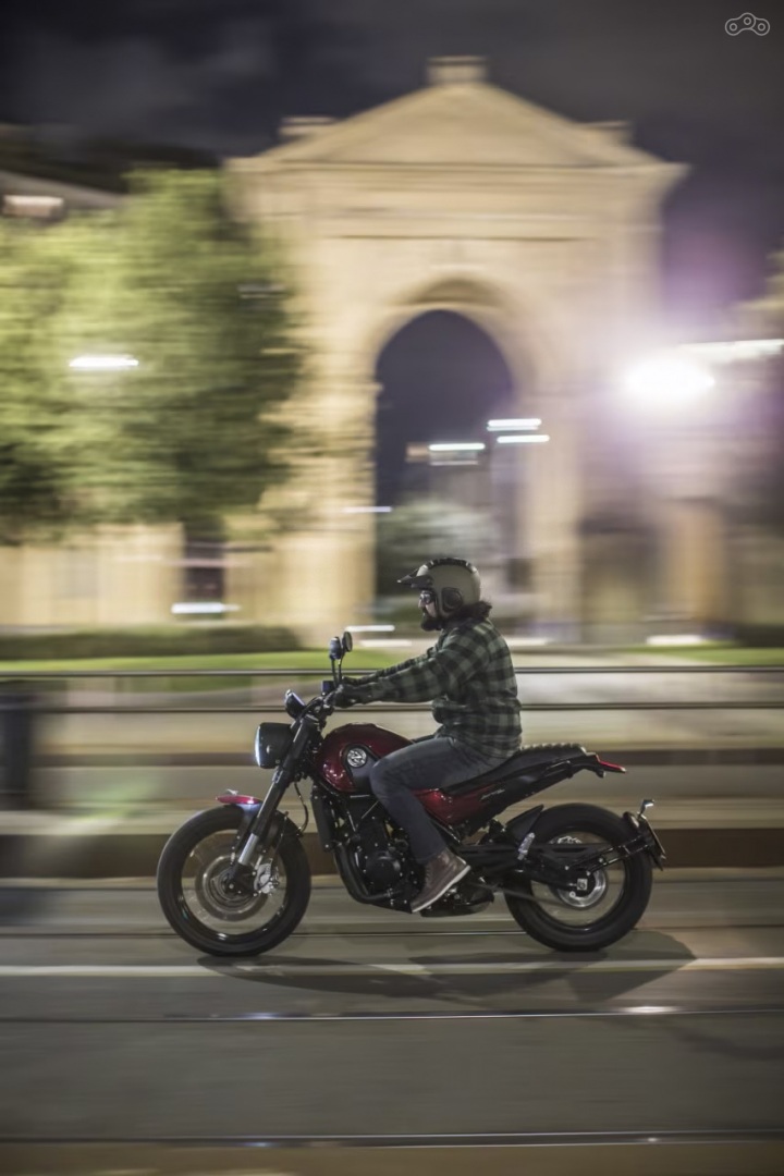 Тот случай, когда красота абсолютно не требует жертв. За умеренно широким рулем Leoncino 500 Trail сидишь расслабленно, чему способствуют выверенный по форме руль и комфортное седло