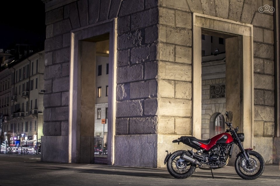 Шасси Leoncino, оснащенное пространственной рамой из стальных труб, телескопической вилкой перевернутого типа с перьями Ø50 мм и моноамортизатором, обеспечивает неповторимые ощущения от вождения. Оно позволяет мотоциклу Benelli соответствовать наивысшим стандартам управляемости, комфорта, безопасности и надежности