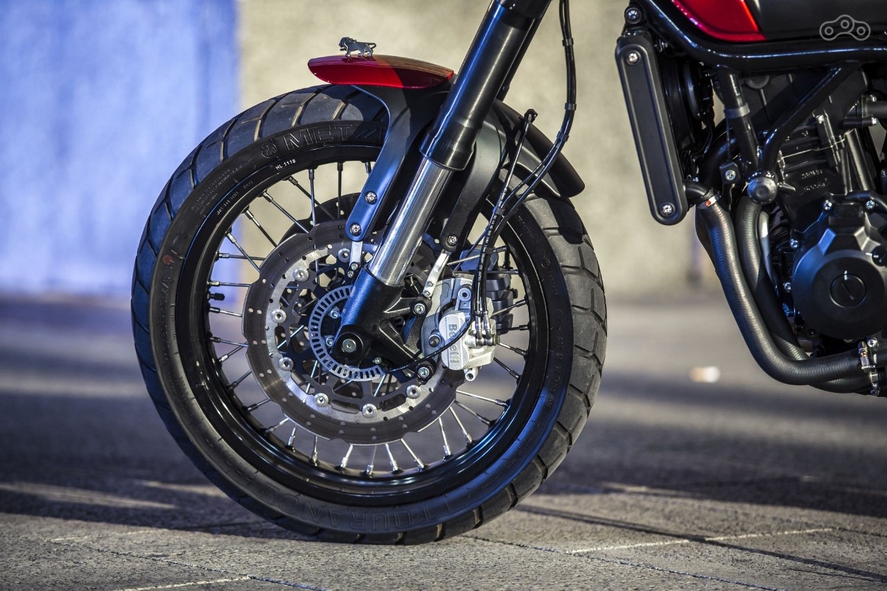 Пары двухпоршневых скоб с 320-миллимитровыми дисками спереди и одного суппорта с 260-миллиметровым диском сзади хватает, чтобы уверенно осадить мотоцикл с любых скоростей. Штатная система ABS делает любое торможение максимально безопасным