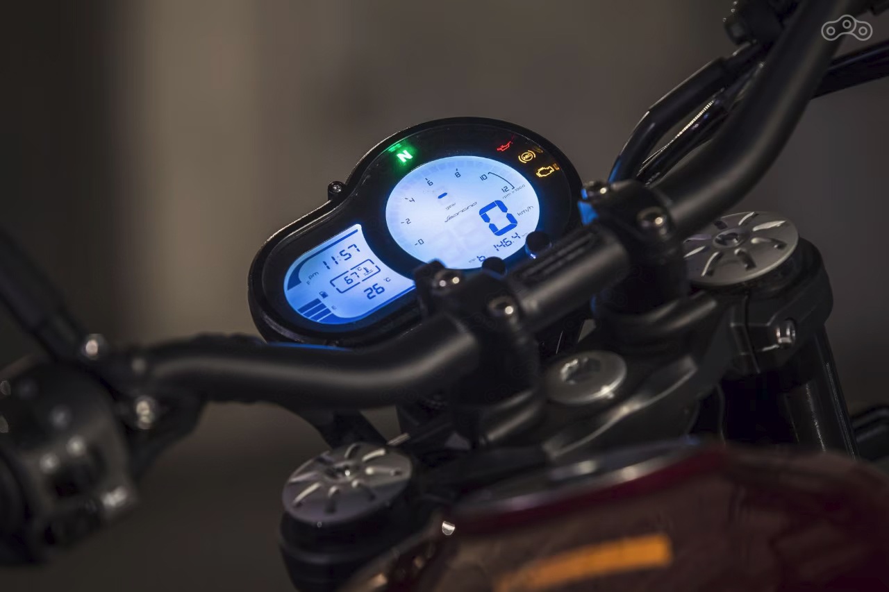 Просто и со вкусом. Жидкокристаллические приборы не только максимально информативны (здесь нашлось место даже для указателя выбранной передачи), но и невероятно стильные (графика перекликается с дизайнерскими решениями во внешности)