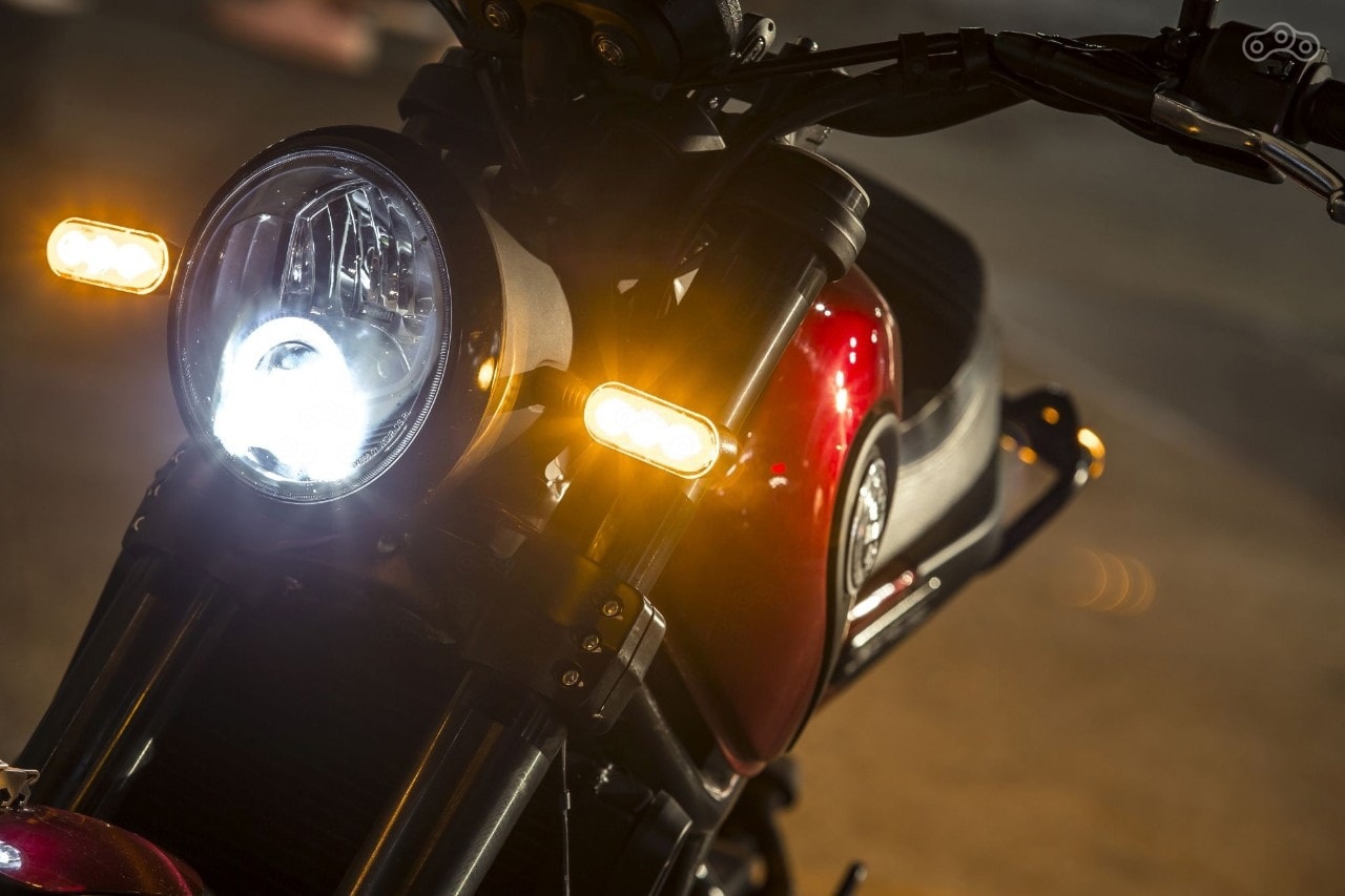 Культовая круглая фара с фирменной аркой ходовых огней, задний стоп-сигнал с эффектным ободком и указатели поворота — само собой, светодиодные. Чтобы даже самой темной ночью было светло как днем