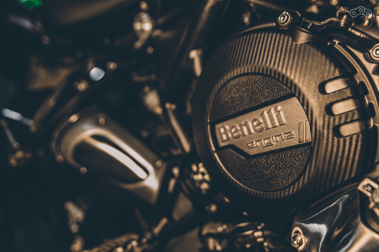 TBN можно сравнить с солнцезащитным кремом для внутренних деталей двигателя: он защищает их от «ожогов» (кислот), но имеет ограниченный ресурс и требует периодического «обновления». Именно поэтому в руководствах по эксплуатации указывают не только пробег, но и календарный интервал замены масла.