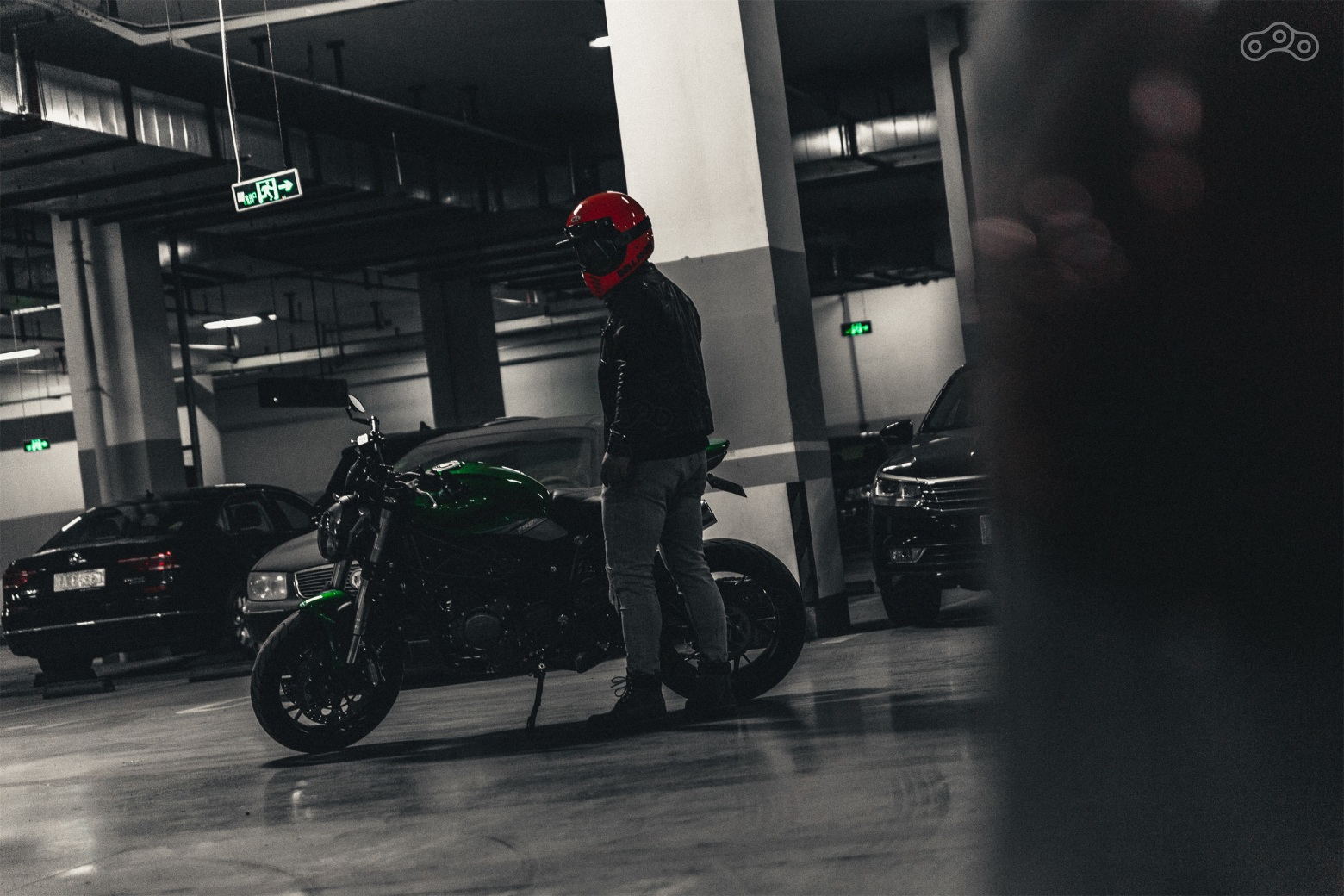 Не стоит запускать мотоцикл во время зимнего хранения. Кажется, что периодические «прогревы» — хорошая профилактика? Увы, это распространённое заблуждение. При сгорании топлива образуется влага, и если двигатель не достигает рабочей температуры, достаточной для испарения воды из масла, вы лишь увеличиваете количество конденсата внутри мотора.