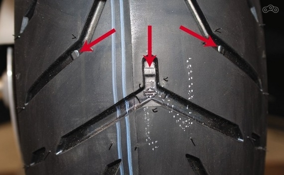 Когда пора менять шину? Вариантов много, но самый надёжный ориентир — индикаторы износа: до корда лучше не доводить.