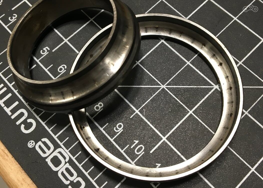 Вот к чему со временем приводят постоянные нагрузки и повторяющиеся удары по закалённым обоймам подшипников. Каждая такая вмятина со временем превращается в канавку, из которой шарик подшипника выбирается с трудом.