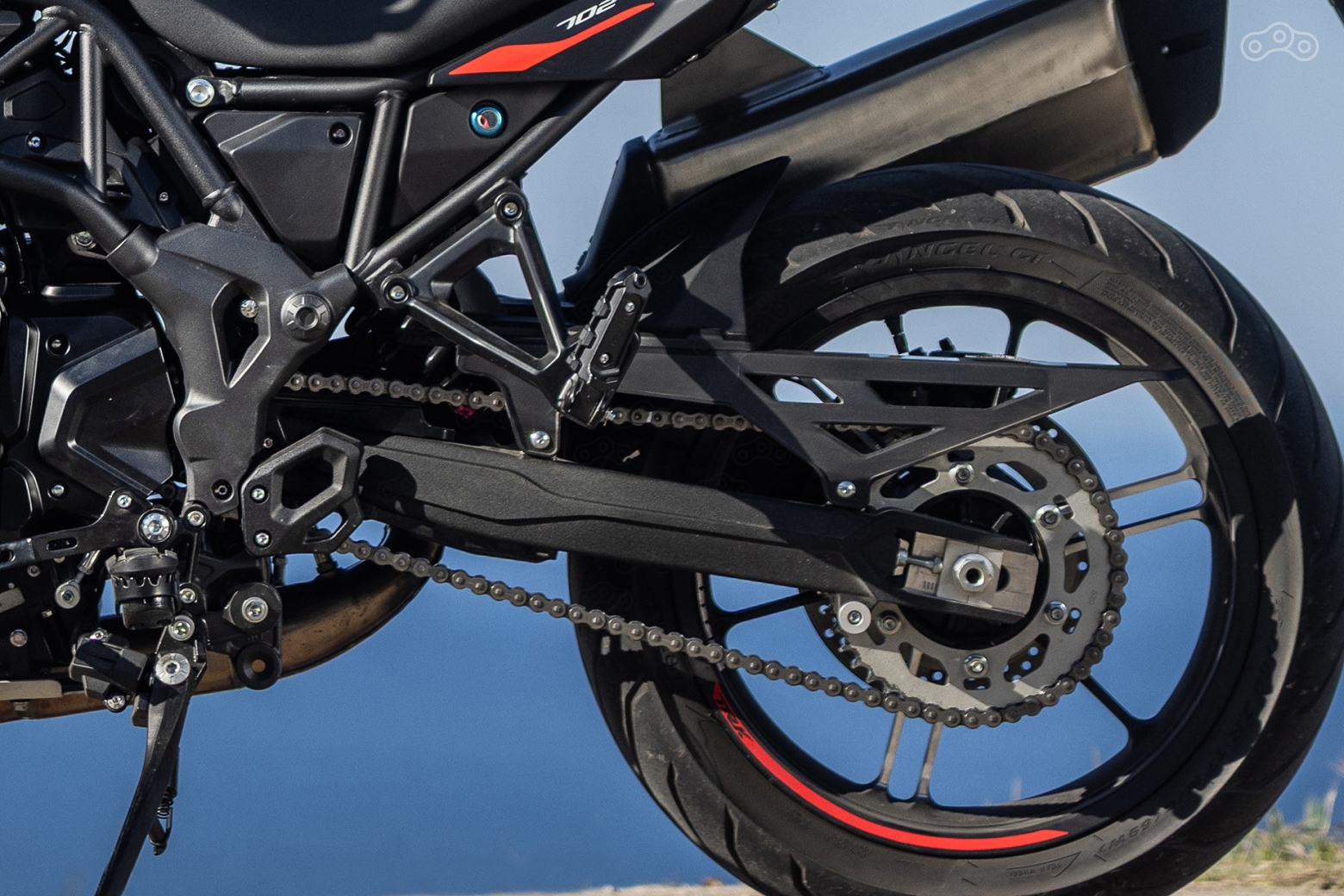 Слишком свободная или изношенная цепь, выработанные звёзды, а также изношенные демпферы в ступице создают люфты в трансмиссии. В результате отклик на поворот рукоятки газа становится размытым и менее предсказуемым.