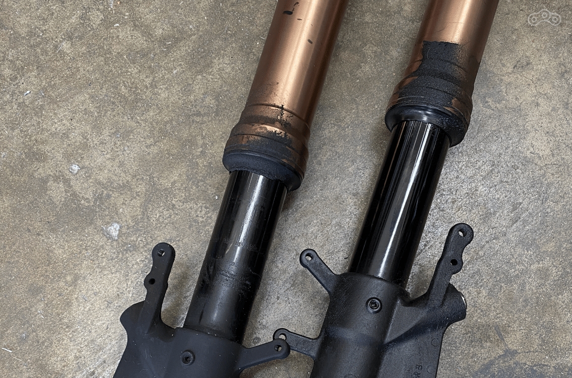 Масло из этих перьев давно вытекло, а работа «всухую» привела к износу покрытия. С высокой вероятностью втулки скольжения также требуют замены.