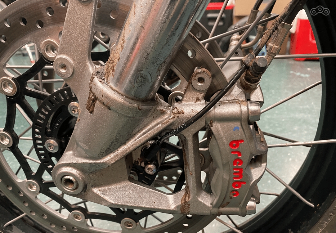 Что может быть хуже, чем потёкшие сальники вилки, ухудшающие управляемость мотоцикла? Потёкшие сальники вилки, из-за которых масло попадает на тормоза.