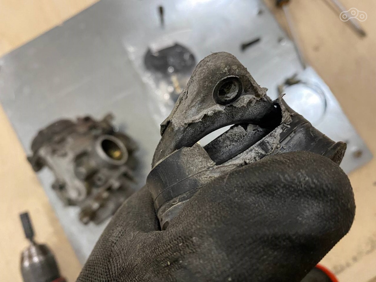 Не спрашивайте как, но мотор с такой дыркой во впуске умудрялся боготить)