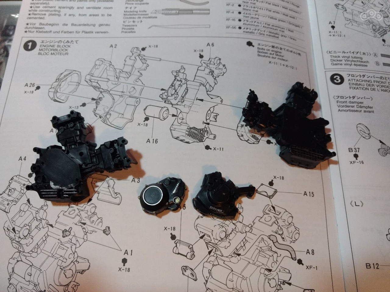 Мотор, как и у настоящего мотоцикла состоит из двух половинок картера и боковых крышек.