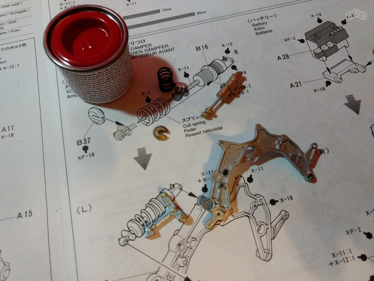 Даже амортизаторы состоят из трех деталей, их покраске, для большей реалистичности, следует уделить особенно много внимания.