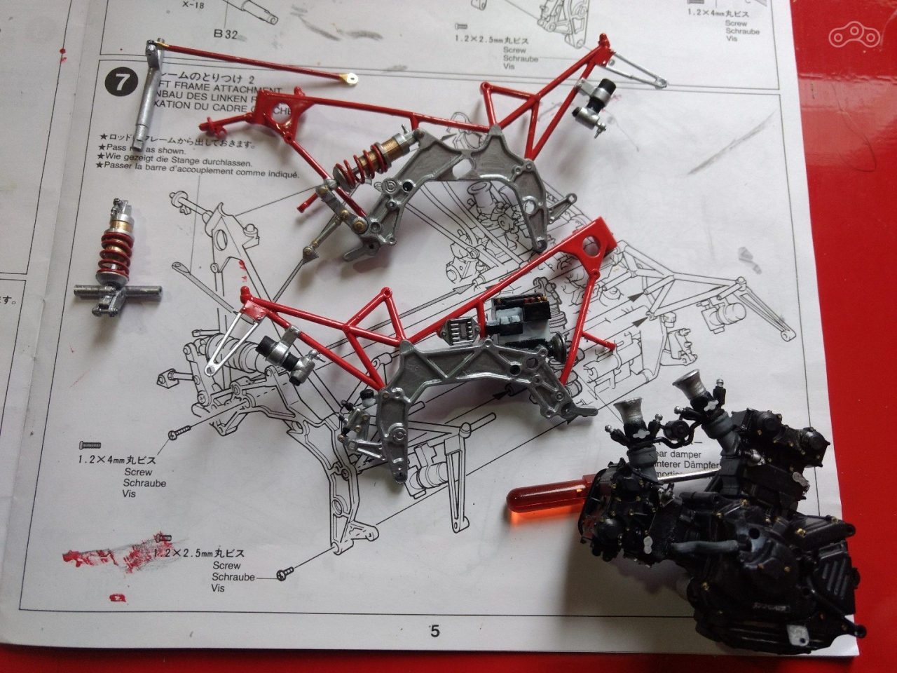 А собрав всю конструкцию, нужно переходить к самой сложной задаче - объединению всех элементов в одну конструкцию. Здесь нужно быть особенно внимательным.