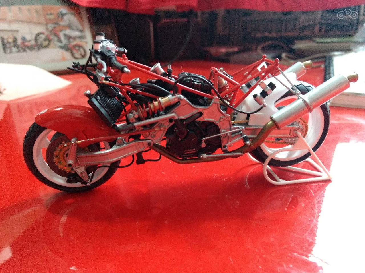 В комплекте есть даже подкат, правда его, как и остальное, нужно склеить.