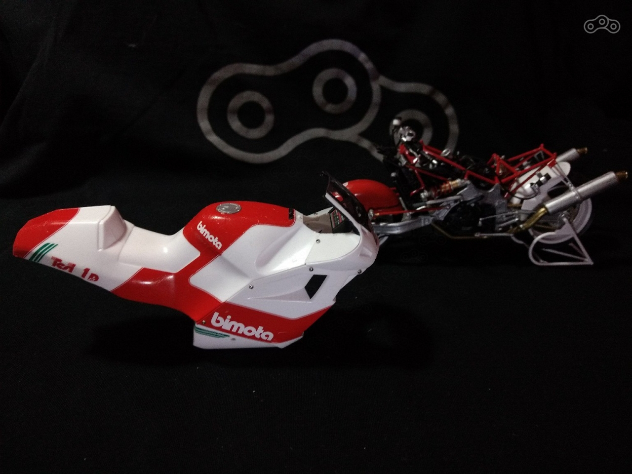 Если присмотреться к декали, можно увидеть небольшие неровности из-за нанесения излишнего количества жидкости, оптимальное количество которой я так и не смог найти.