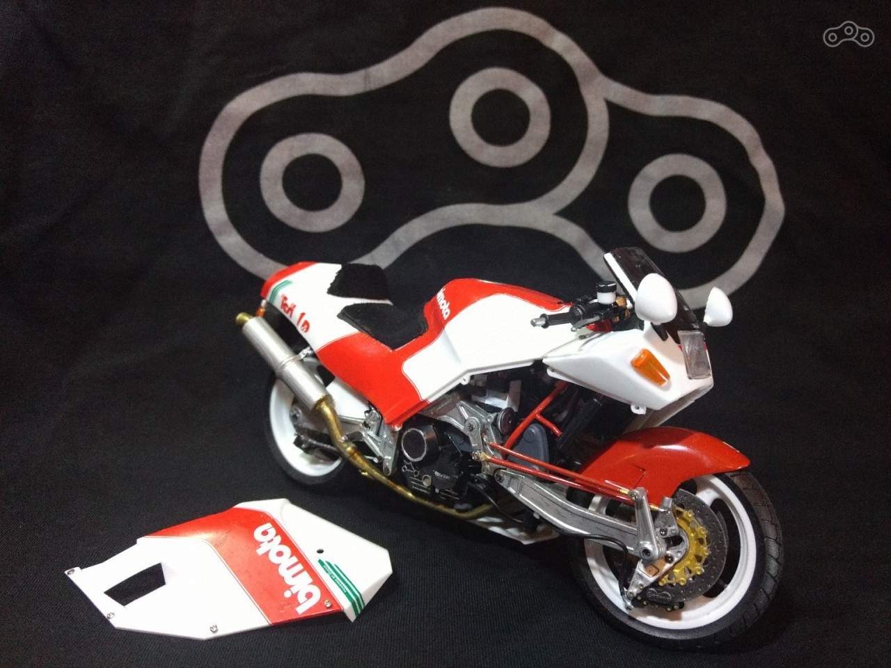 Техноманьяки могут снять боковые обтекатели, чтобы они не скрывали красоты шасси мотоцикла и крутейшую детализацию.