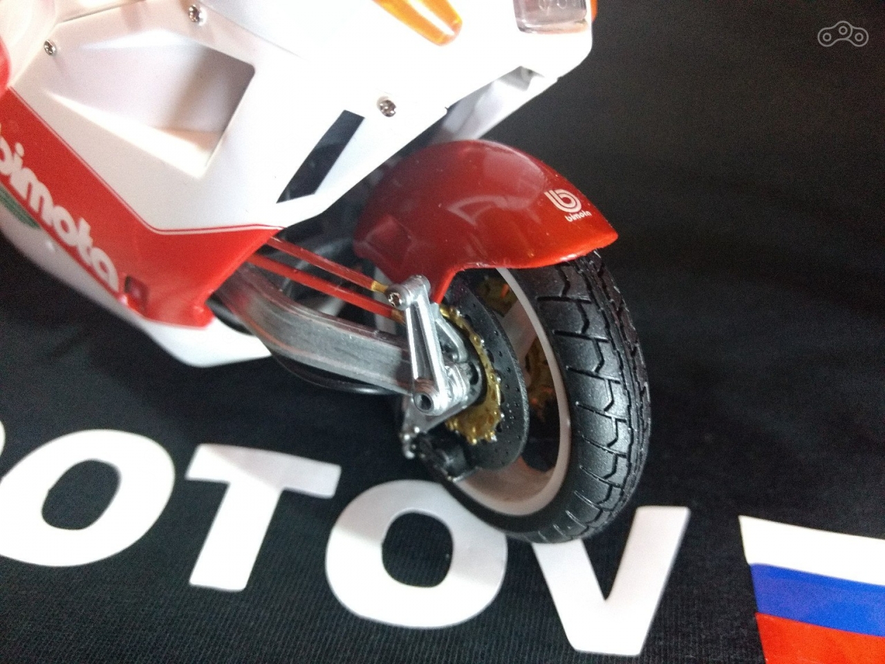 Если вы собрали все правильно - колесо будет поворачиваться следом за рулем. Зрелище, завораживающее даже на настоящем мотоцикле, в масштабе выглядит еще интересней.