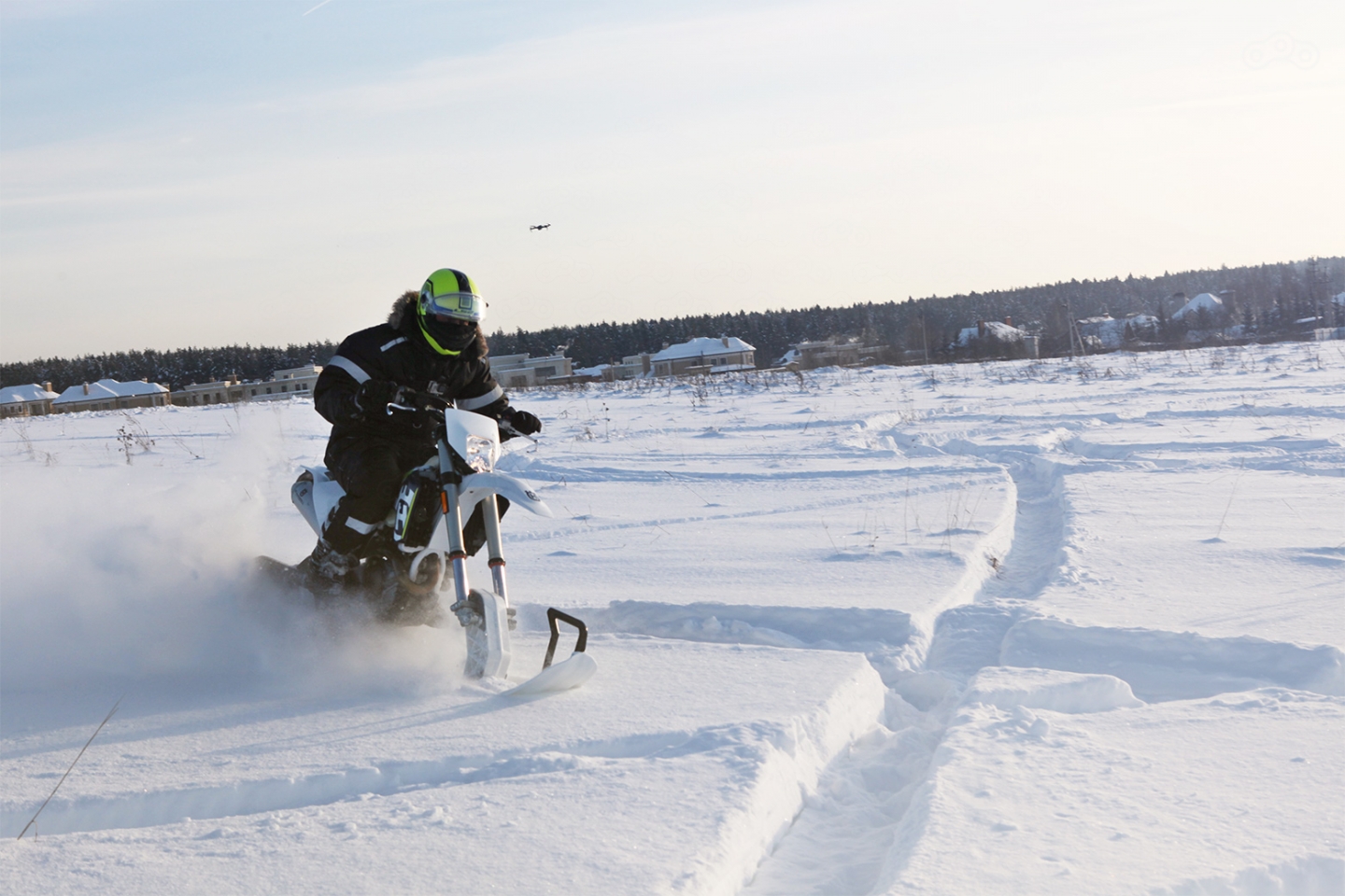 510-кубовая 4-тактная инжекторная "одностволка" по ощущениям выдает 65-70 сил излишние на внедорожном мотоцикле, но достаточные на сноубайке