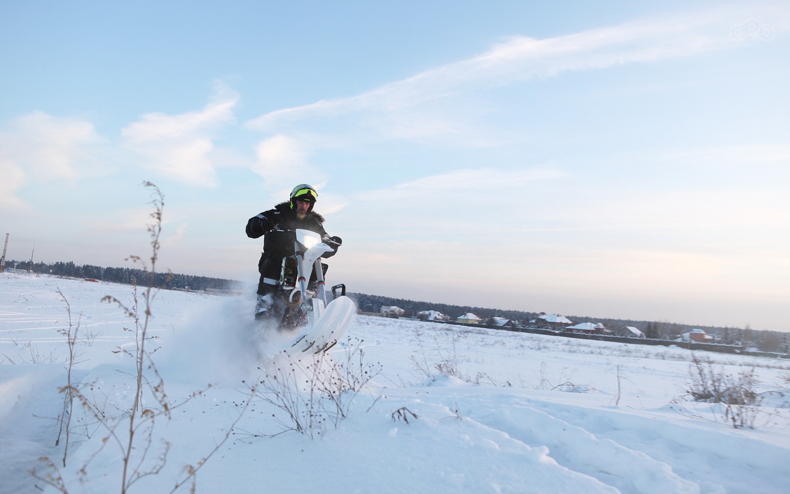 Поймать "нейтралку" не просто из-за гусеницы, в обычной версии с колесами такой проблемы не возникает