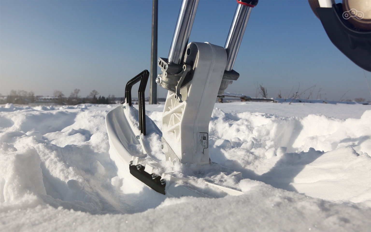 Черная пластиковая рукоятка на лыже не блажь, а полезный инструмент, облегчающий вызволение мотоцикла, если он все же засядет