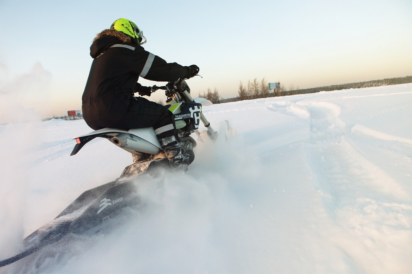 Несмотря на возросшую массу, управление зимней версией FE501 не вызывает сложностей