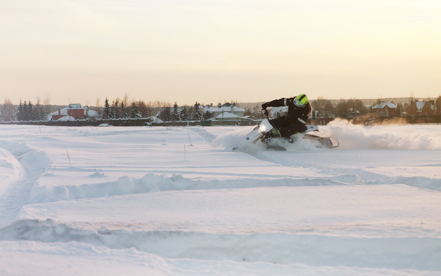 Уверенный зацеп в поворотах обеспечат четыре твердосплавных конька на лыже
