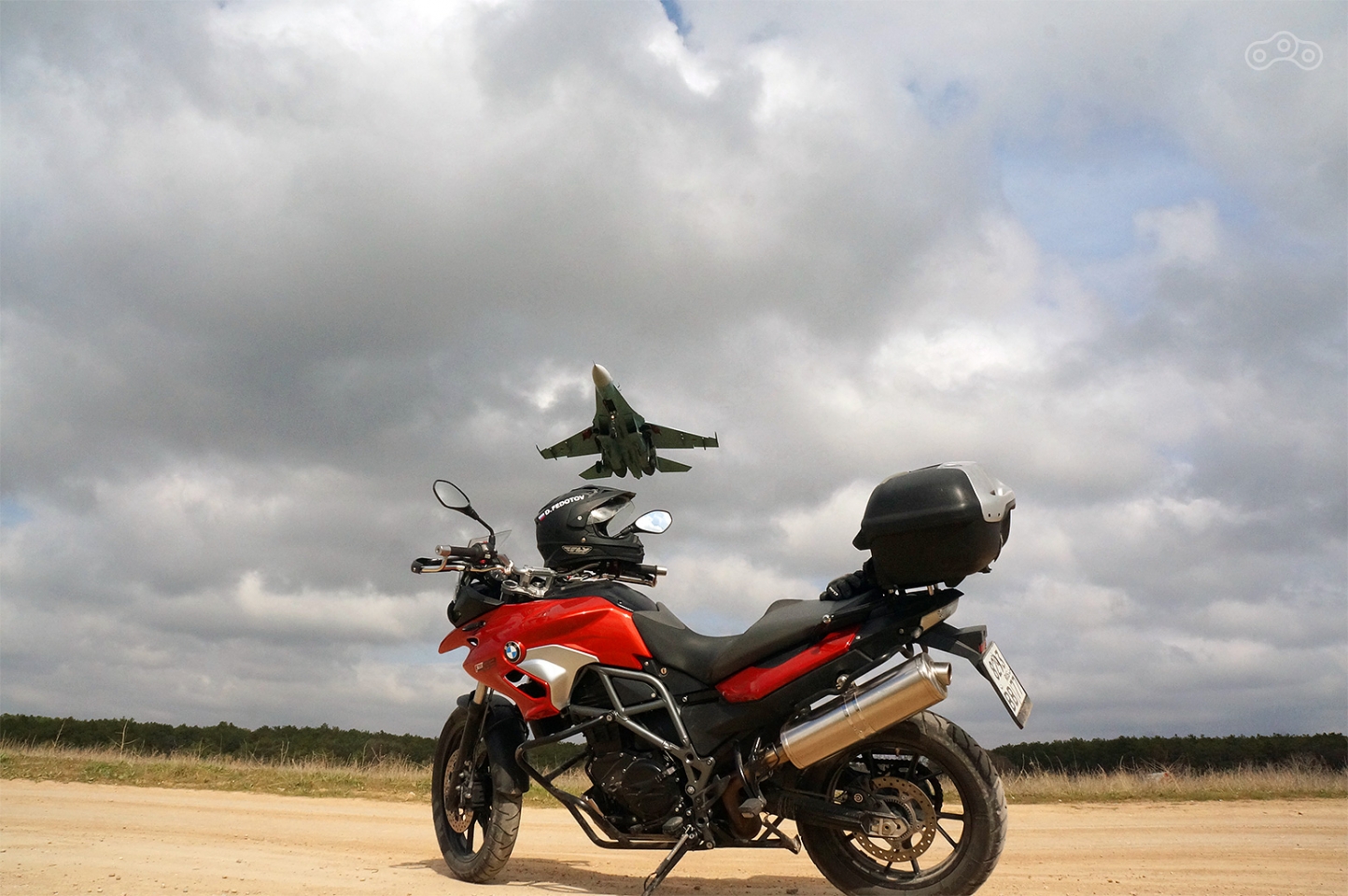 Не каждый день военный самолет пролетает у тебя прямо над головой!