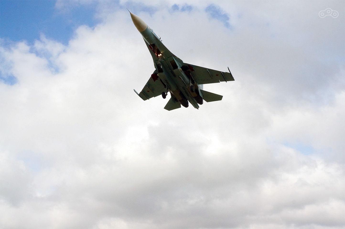 В Крыму расположено около 12 военных аэродромов, из-за чего острые языки прозвали его «непотопляемым авианосцем»