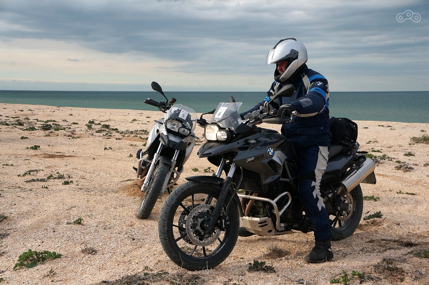 Влажный песок и прохладная погода отлично сочетаются с эндуро