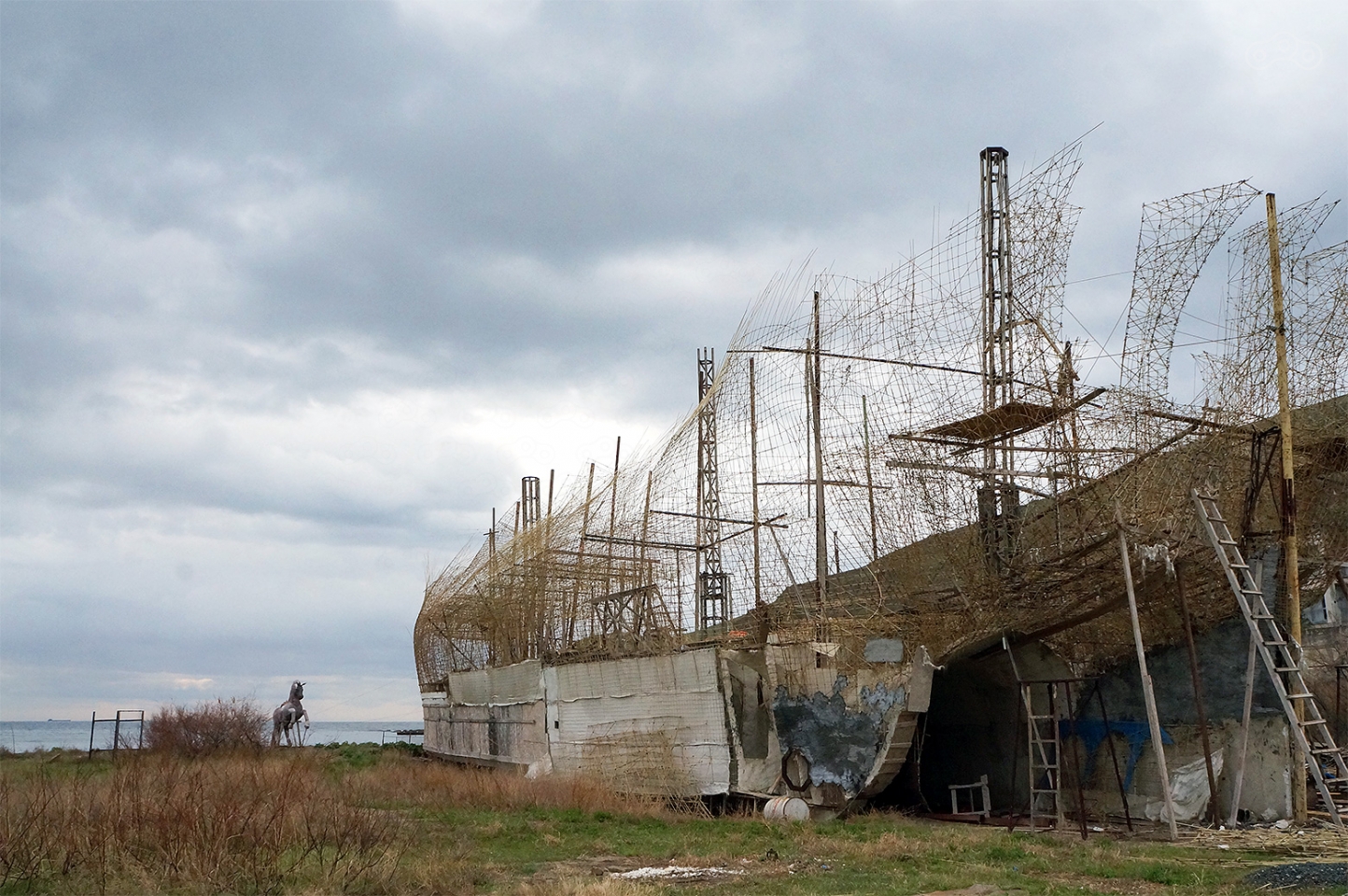 Корабль из железобетона – одна из самых необычных локаций Крыма