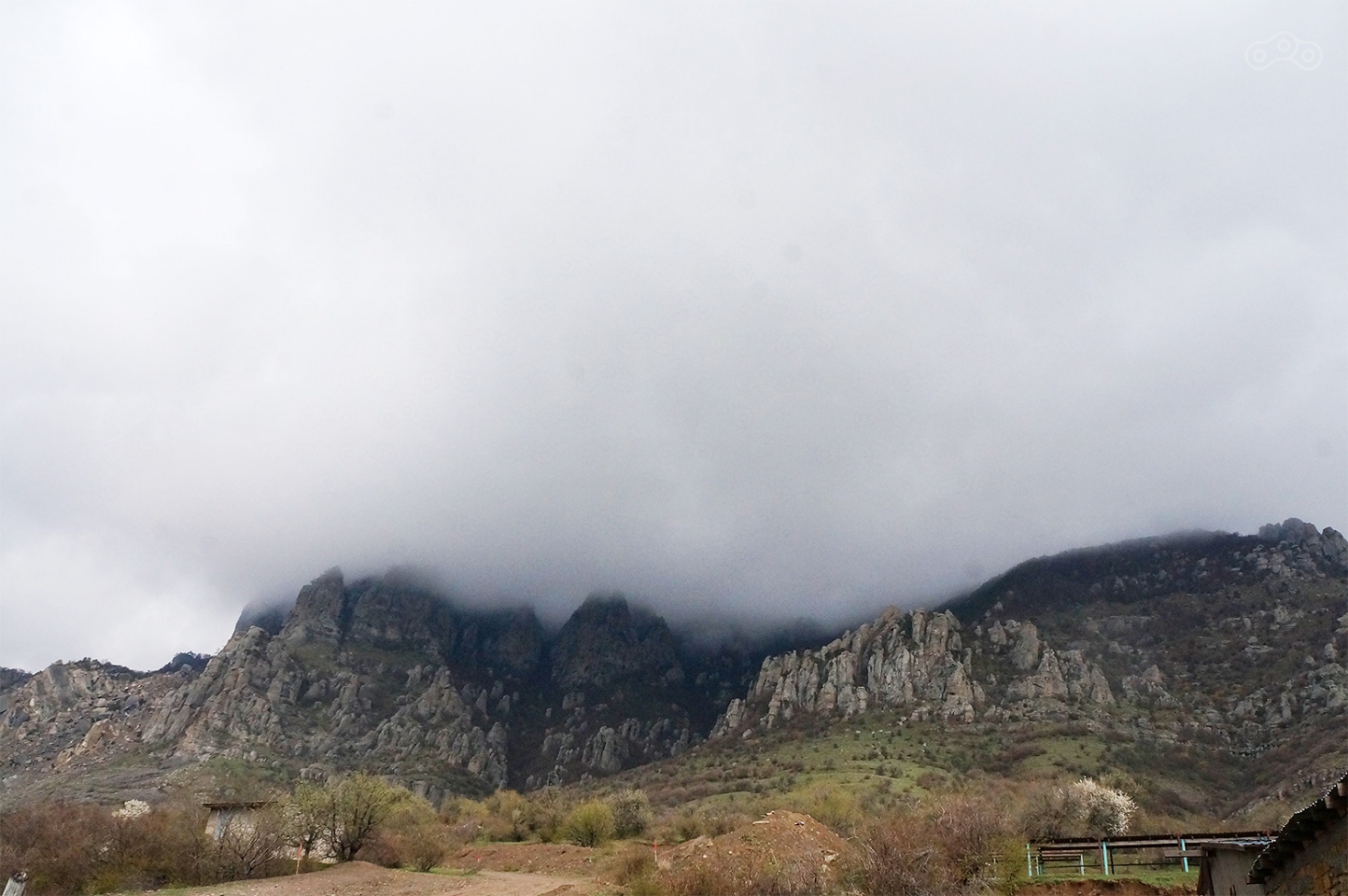 Долина Приведений хороша и с нижних обзорных точек, а в туман полностью оправдывает своё название