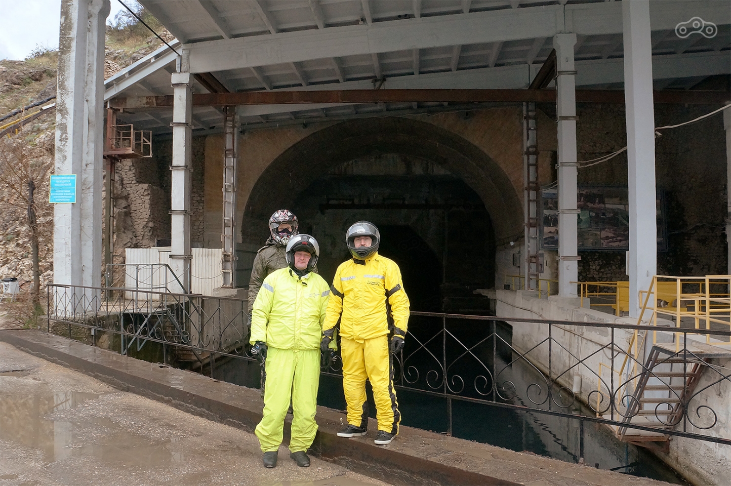 Балаклава интересна своим некогда секретным объектом – базой подводных лодок, вырубленной прямо в скале!