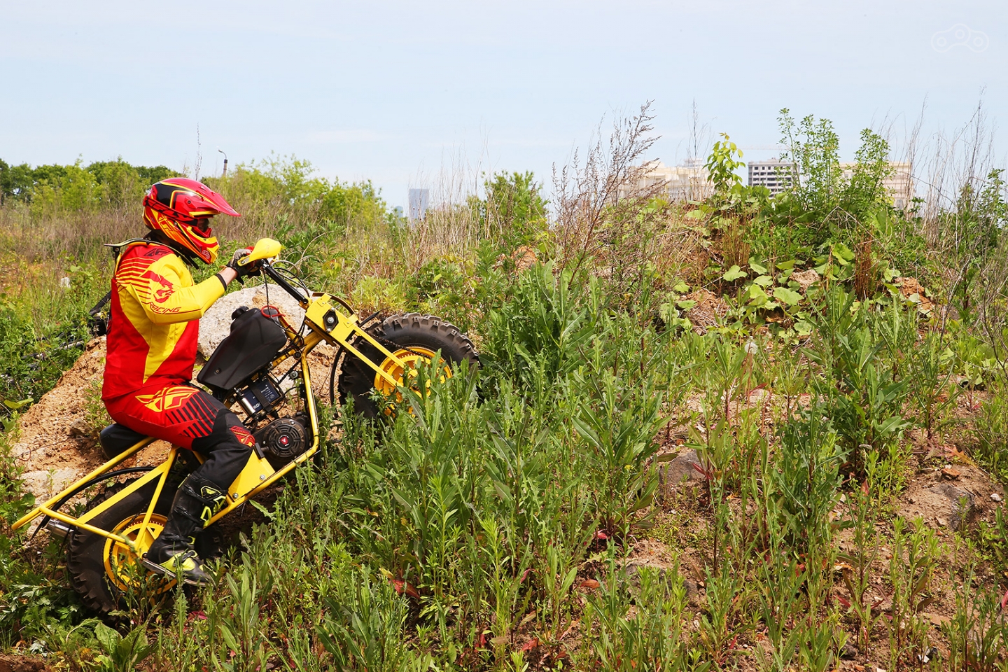 Пухлые шины частично гасят удары, но и с ними держаться за мотоцикл ногами нужно крепко