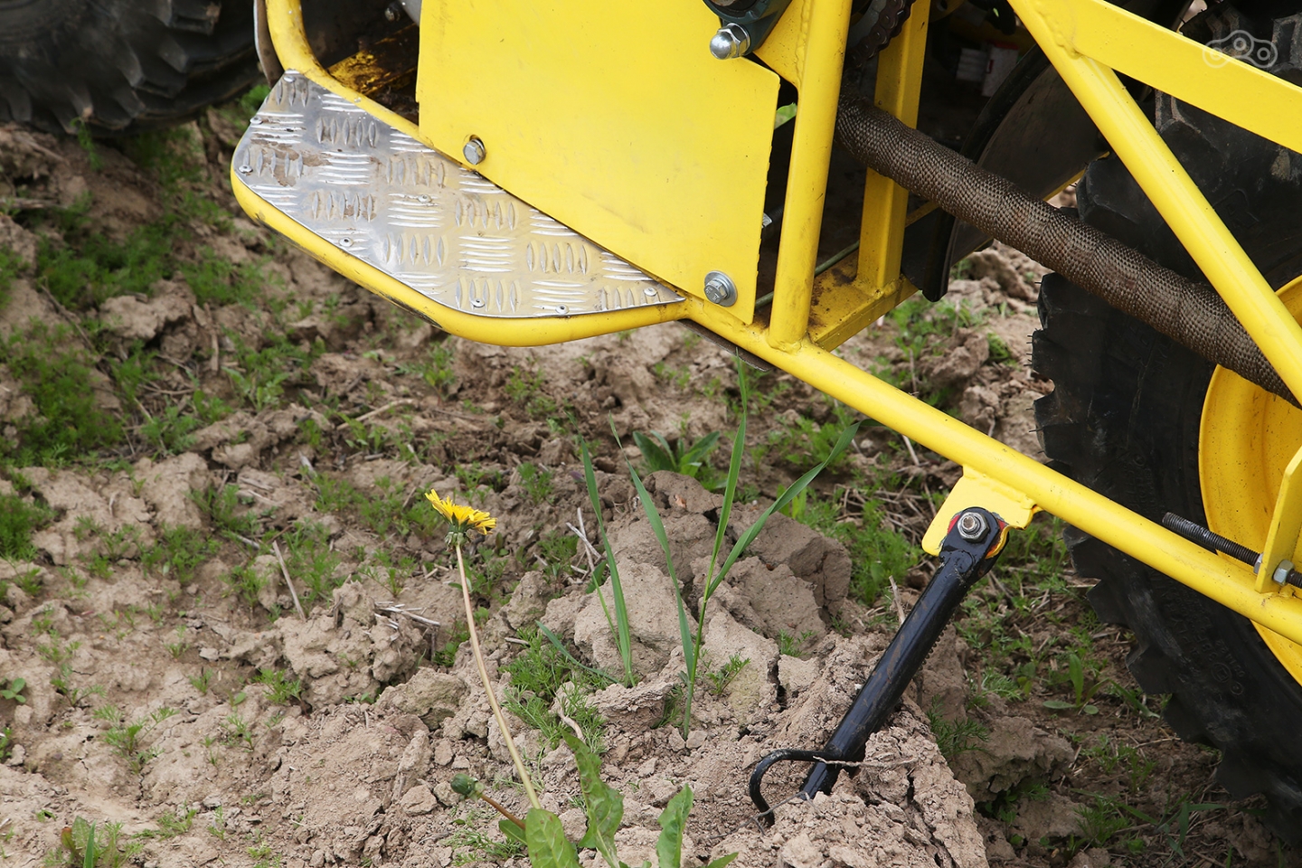 На таких подножках в рыбацких сапогах будет также удобно, как в кроссовых мотоботах