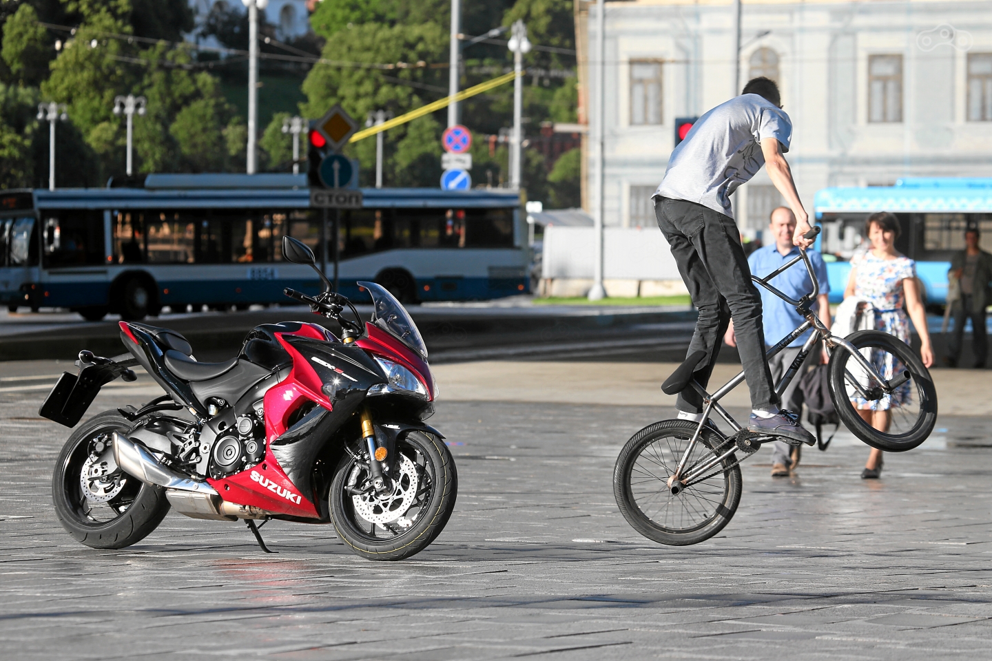 В основе GSX S1000F лежит проверенная временем платформа, на которой простроено прошлое поколение Джиксеров