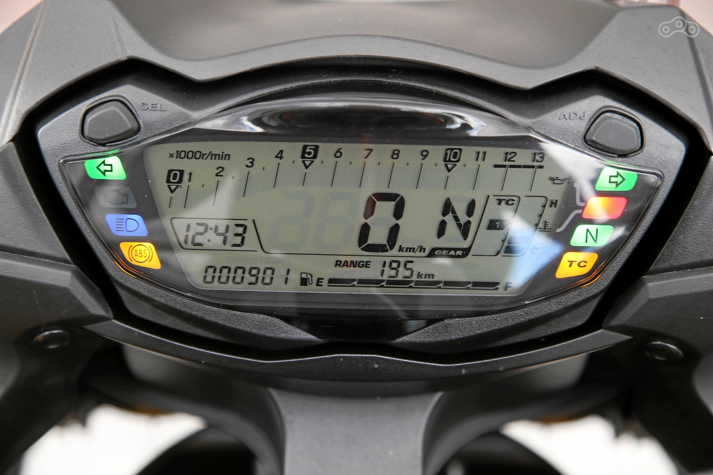 Приборная панель – самая неприглядная деталь мотоцикла, и пусть функционал достойный, считывать его крайне неудобно